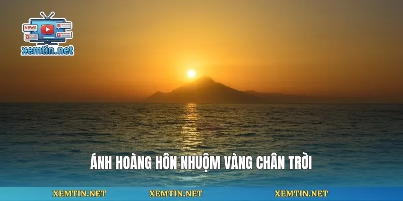 Ánh hoàng hôn nhuộm vàng chân trời