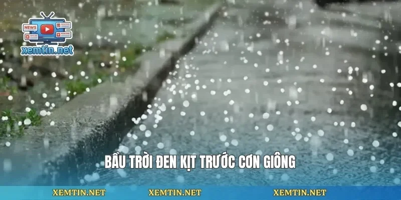 Bầu trời đen kịt trước cơn giông