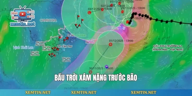 Bầu trời xám nặng trước bão