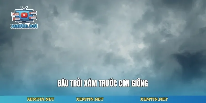 Bầu trời xám trước cơn giông