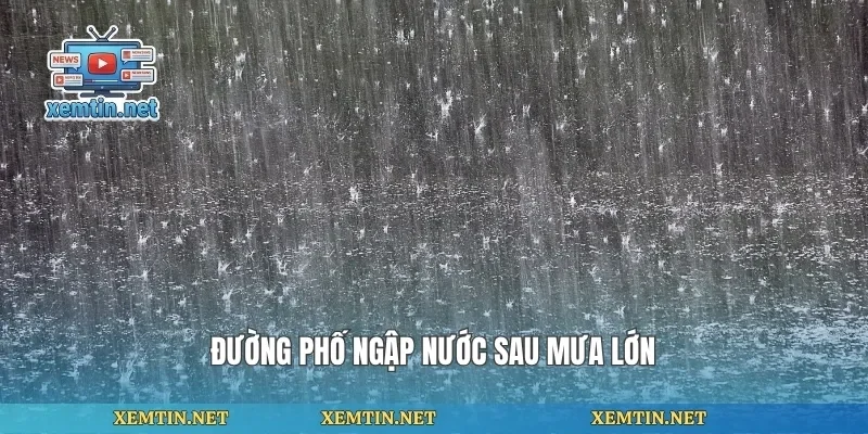 Đường phố ngập nước sau mưa lớn
