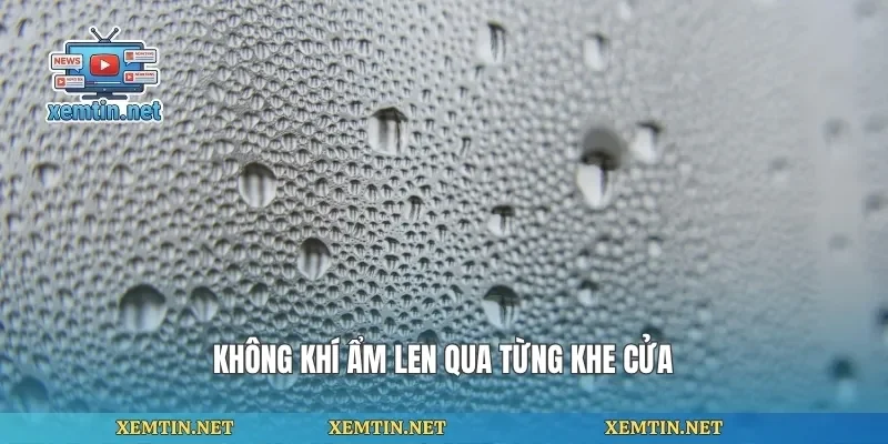 Không khí ẩm len qua từng khe cửa