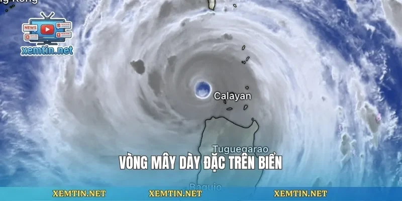 Vòng mây dày đặc trên biển