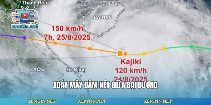 Xoáy mây đậm nét giữa đại dương